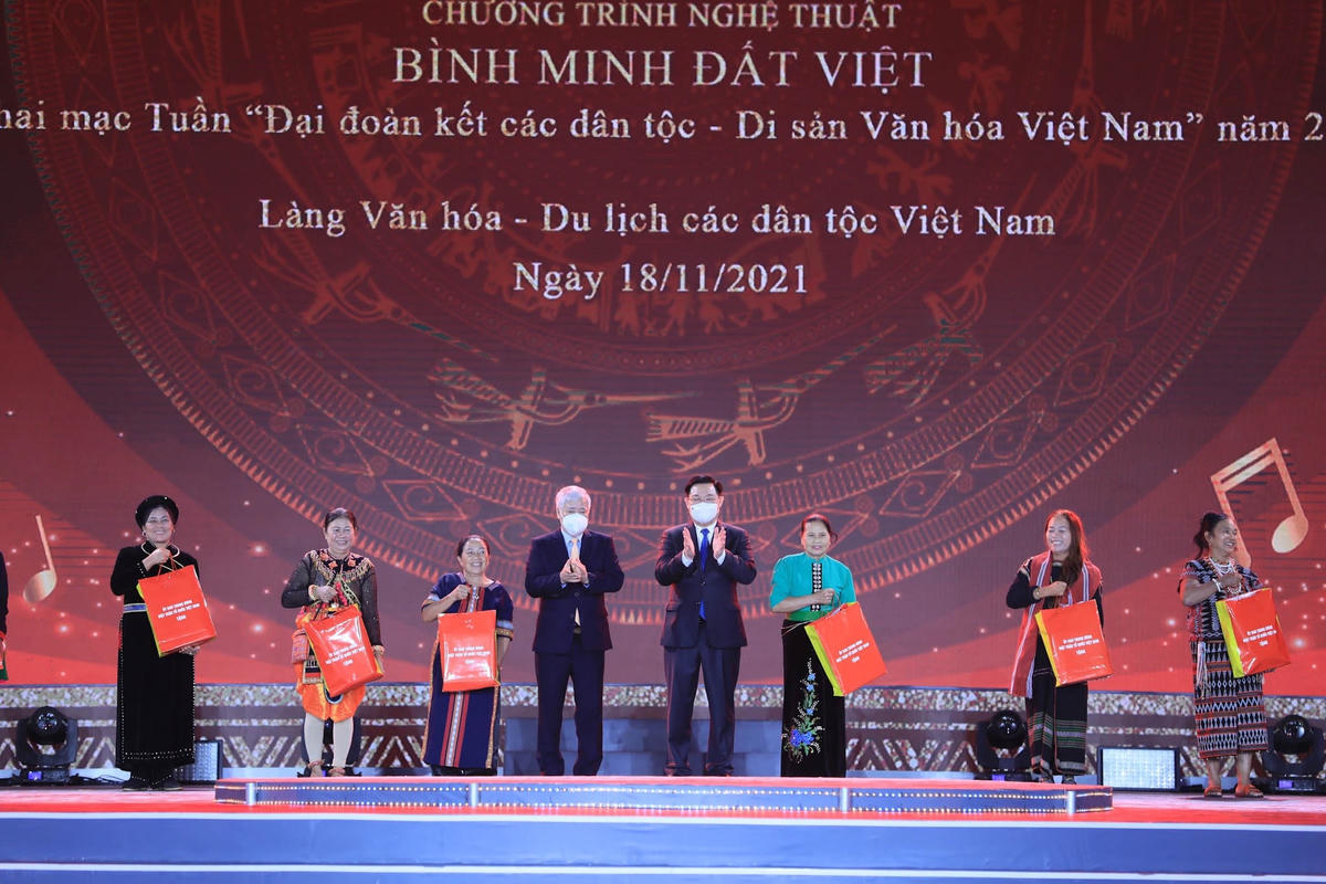 Chủ tịch Quốc hội Vương Đình Huệ và Chủ tịch UBTƯ MTTQ Việt Nam Đỗ Văn Chiến tặng quà đồng bào các dân tộc.