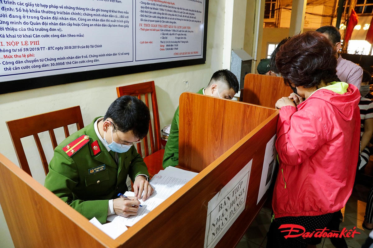 Công an quận Hai Bà Trưng đã thành lập 3 tổ công tác cấp CCCD lưu động tại trụ sở Công an quận và tại các phường, đảm bảo đến ngày 1/7 tất cả công dân đủ điều kiện cấp CCCD chưa có mã định danh cá nhân (chưa có CMND 12 số hoặc CCCD) đang cư trú trên địa bàn quận được cấp CCCD.