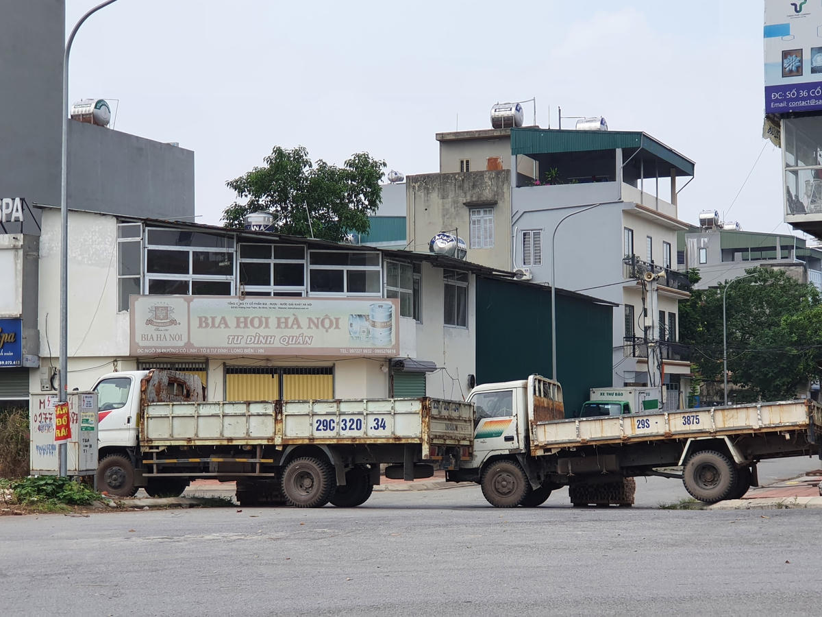 Xe tải cũng biến thành những chốt chặn hiệu quả.