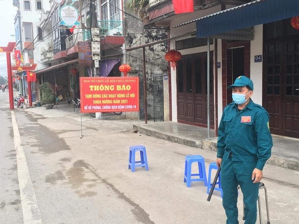 Chốt chặn tại cổng Đục Khê vào bến Yến của chùa Hương. Ảnh: Lao Động.