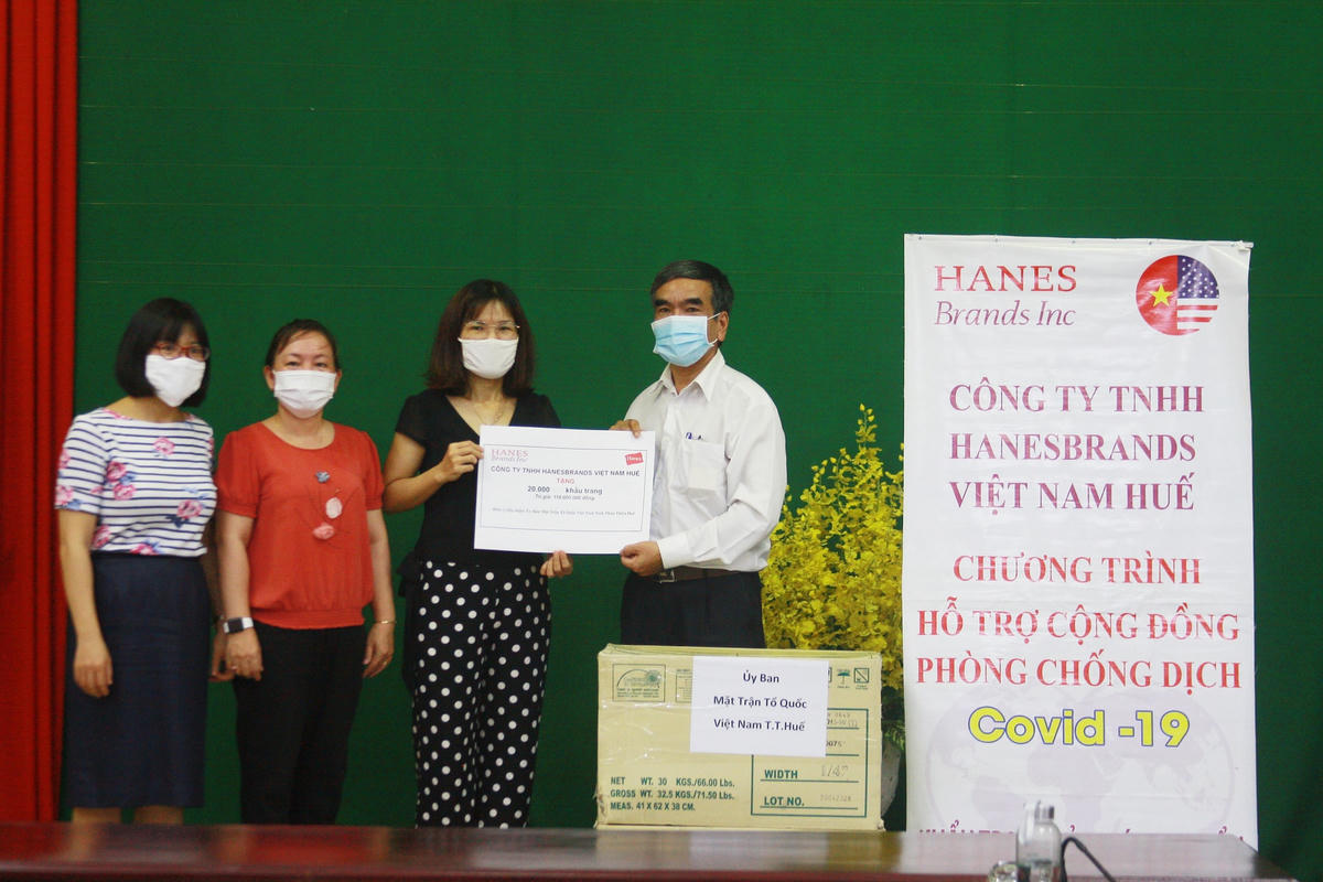 Đại diện Công ty HBI ủng hộ 20.000 khẩu vải kháng khuẩn gửi tặng đến các đơn vị tuyến đầu chống dịch.
