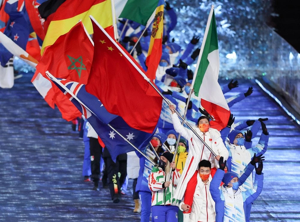 Các vận động viên rước quốc kỳ tại lễ bế mạc Olympic mùa Đông Bắc Kinh 2022, Trung Quốc, ngày 20/2/2022. (Ảnh: THX/ TTXVN).