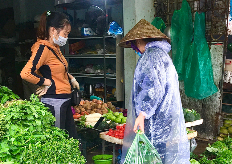 Người dân cân nhắc lựa rau, củ cho phù hợp.