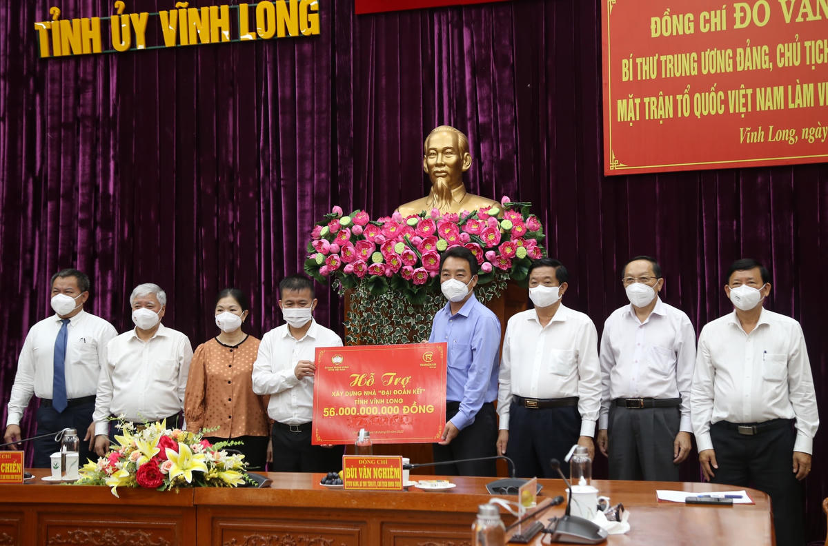 Chủ tịch Đỗ Văn Chiến cùng đại diện Trung Nam Group trao bảng tượng trưng 56 tỷ đồng cho tỉnh Vĩnh Long xây nhà Đại đoàn kết. 