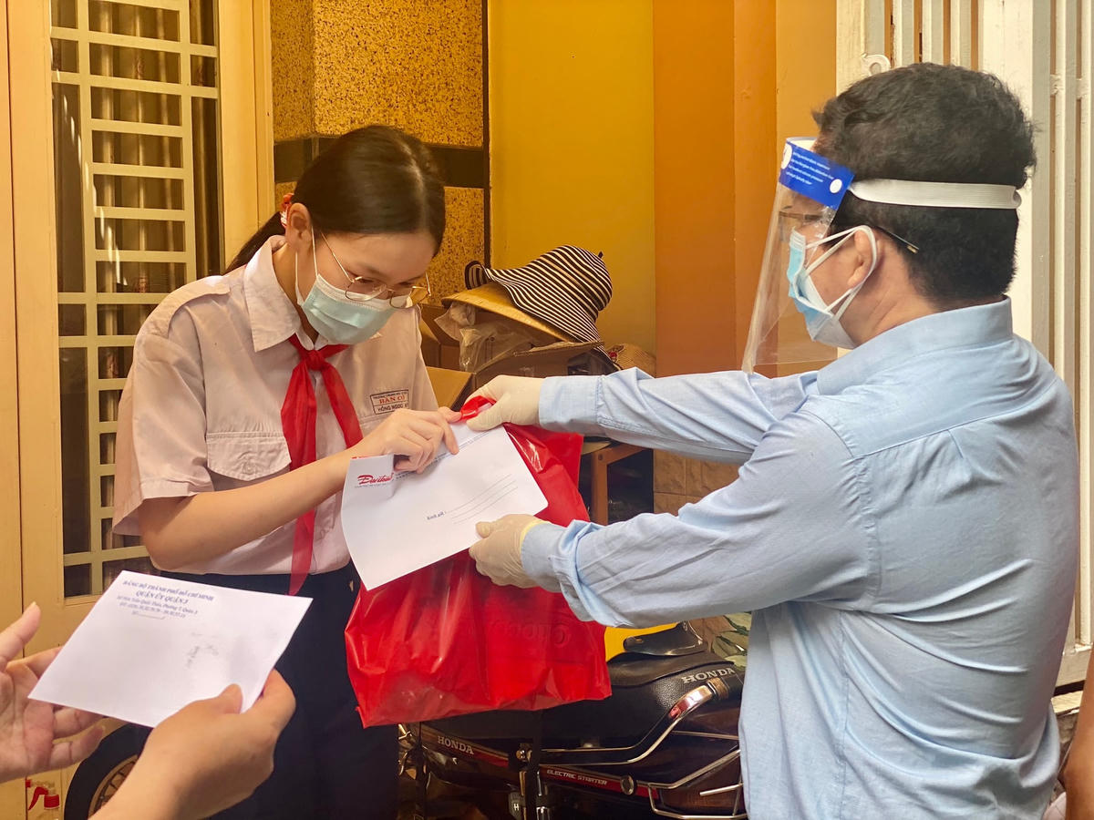 Cháu Trần Đặng Hồng Ngọc có mẹ vừa khỏi Covid-19 đang thất nghiệp phải 1 mình nuôi hai con ở độ tuổi ăn học. Ảnh: Nguyên Vũ.