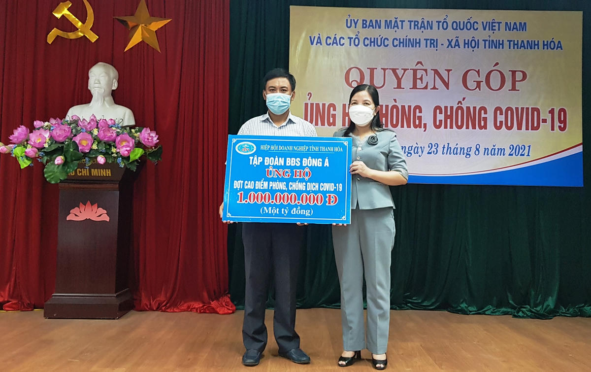 Bà Phạm Thị Thanh Thủy, Chủ tịch Ủy ban MTTQ, Trưởng ban Dân vận Tỉnh uỷ Thanh Hóa tiếp nhận ủng hộ Quỹ phòng, chống Covid-19 từ các đơn vị, doanh nghiệp trên địa bàn toàn tỉnh.
