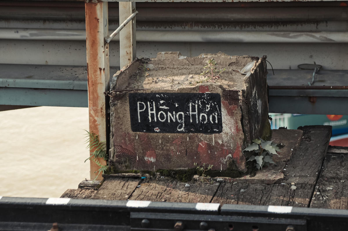 Hệ thống, phòng cháy chữa cháy được đặt trên cầu không còn sử dụng được.