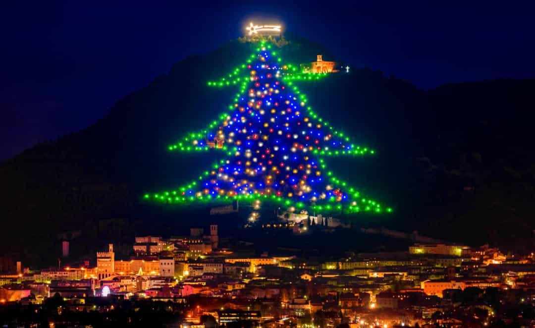 Italia - Gubbio, một trong những thị trấn thời Trung cổ đẹp nhất ở châu Âu, được biết đến với Cây thông Noel trên núi Ingino. "Cái cây" — thực tế là một hệ thống chiếu sáng đặt trên sườn núi — đã được Sách Kỷ lục Guinness đặt tên là "Cây Giáng sinh lớn nhất thế giới".