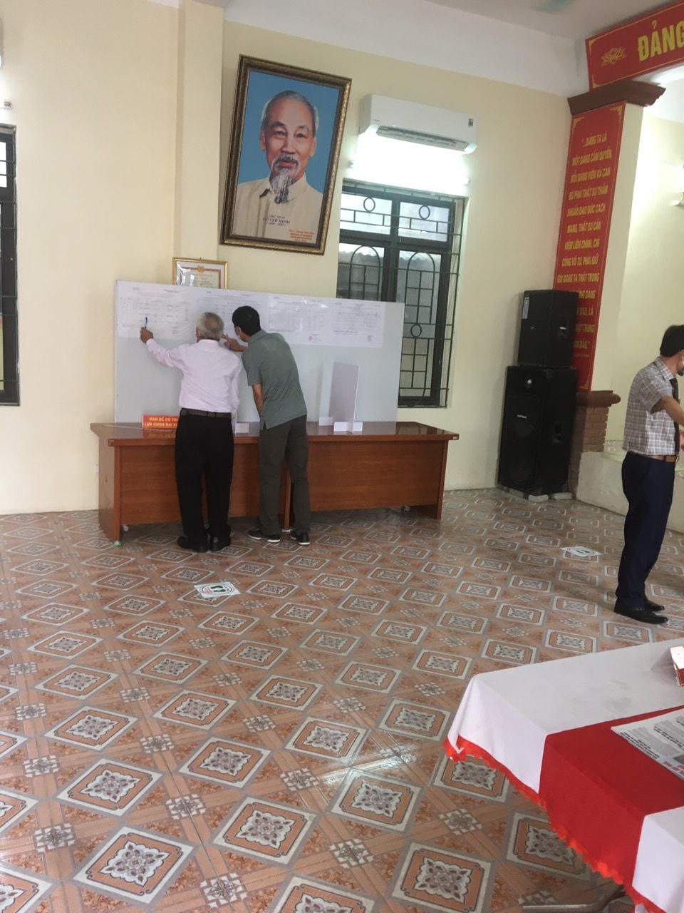 Người dân được huóng dẫn kỹ trước khi bỏ phiếu. Ảnh: Đỗ The.
