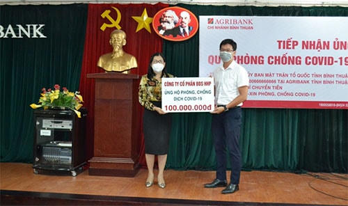 Bà Bố Thị Xuân Linh, chủ tịch Uỷ ban MTTQ Việt Nam tỉnh Bình Thuận tiếp nhận ủng hộ quỹ Covid-19.