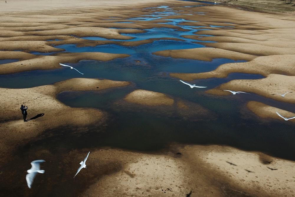 Lòng sông cạn lộ đáy của sông Old Parana, một nhánh của sông Parana, trong đợt hạn hán ở Rosario, Argentina, vào ngày 29/7/2021. Ảnh: AP.