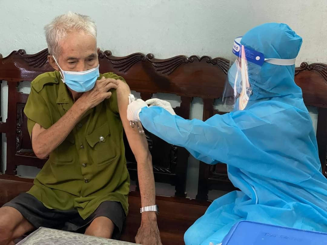 Tiêm vaccine phòng Covid-19 tại nhà cho người cao tuổi ở quận Tân Phú, TP HCM. Nguồn: HCDC.