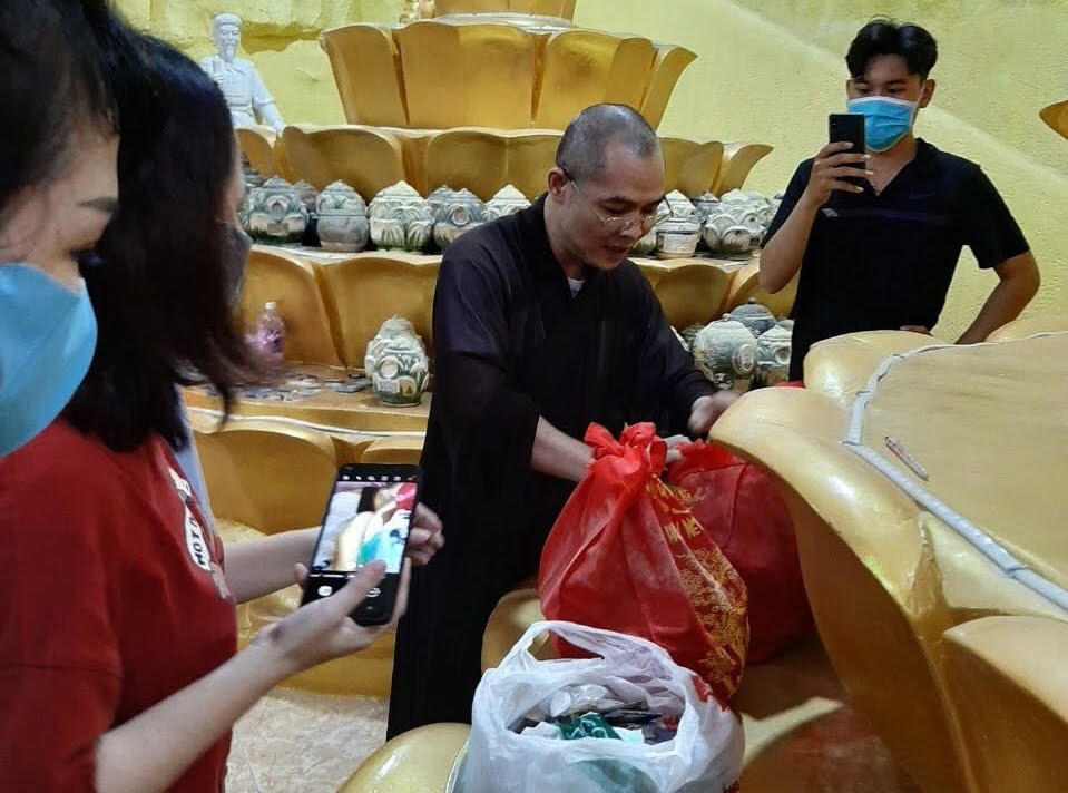 Người dân tự tìm bằng mắt thường và đánh dấu.