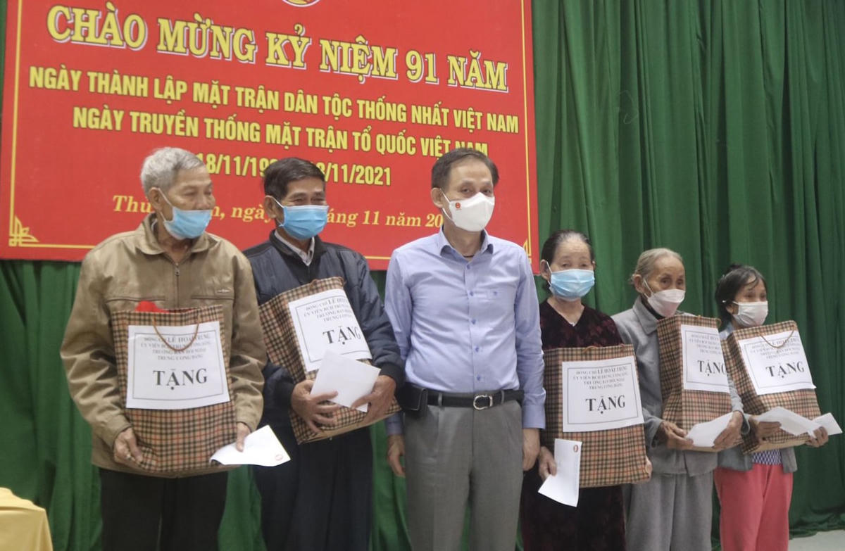 Trưởng ban Đối ngoại Trung ương Lê Hoài Trung tặng quà cho người dân chính sách tại phường Thuỷ Xuân. Ảnh: M.N.