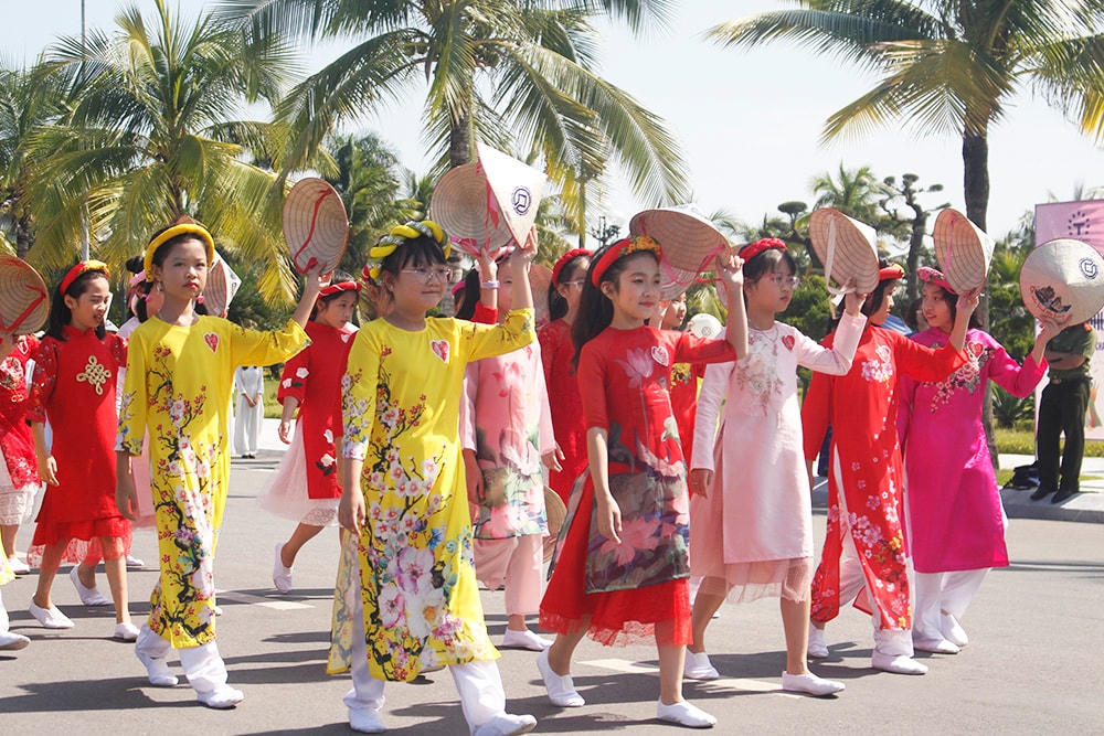 Đặc biệt trong màn diễu hành là sự tham gia của các bé gái với trang phục áo dài cách tân.