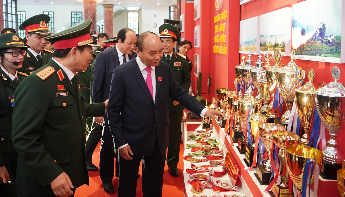 Thủ tướng Nguyễn Xuân Phúc, Phó Chủ tịch nước Đặng Thị Ngọc Thịnh tham quan Triển lãm thành tựu quân sự, quốc phòng chào mừng Đại hội Thi đua Quyết thắng toàn quân lần thứ X.