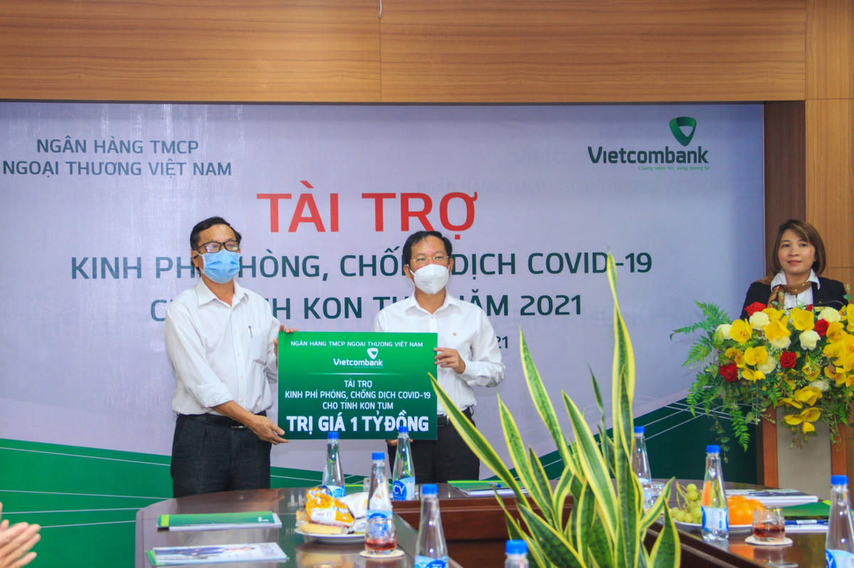 Giám đốc Vietcombank Kon Tum trao bảng ủng hộ 1 tỷ đồng cho Ủy ban MTTQ Việt Nam tỉnh Kon Tum.