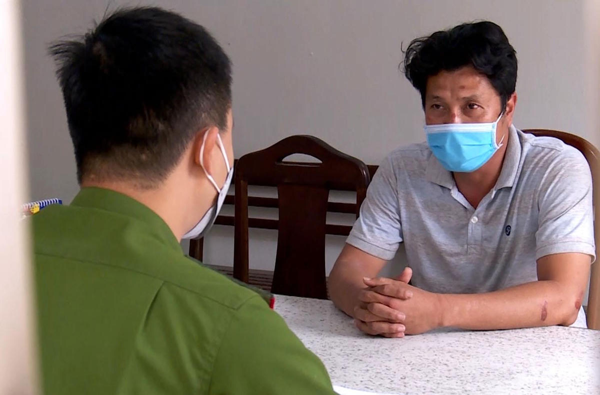 Điều tra viên lấy lời khai của Lương Duy Tân. Ảnh Công an quận Thanh Khê cung cấp.
