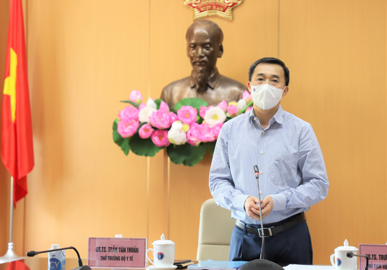 Thứ trưởng Bộ Y tế phát biểu tại cuộc họp. 