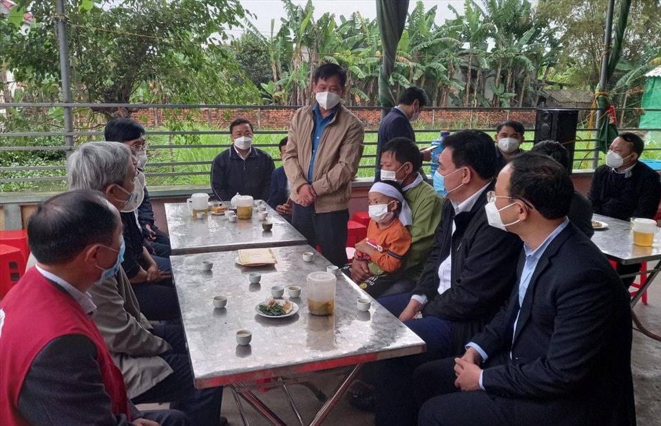 Lãnh đạo tỉnh Thanh Hóa đến thăm hỏi, động viên các gia đình có người tử vong sau tiêm vaccine phòng Covid-19.