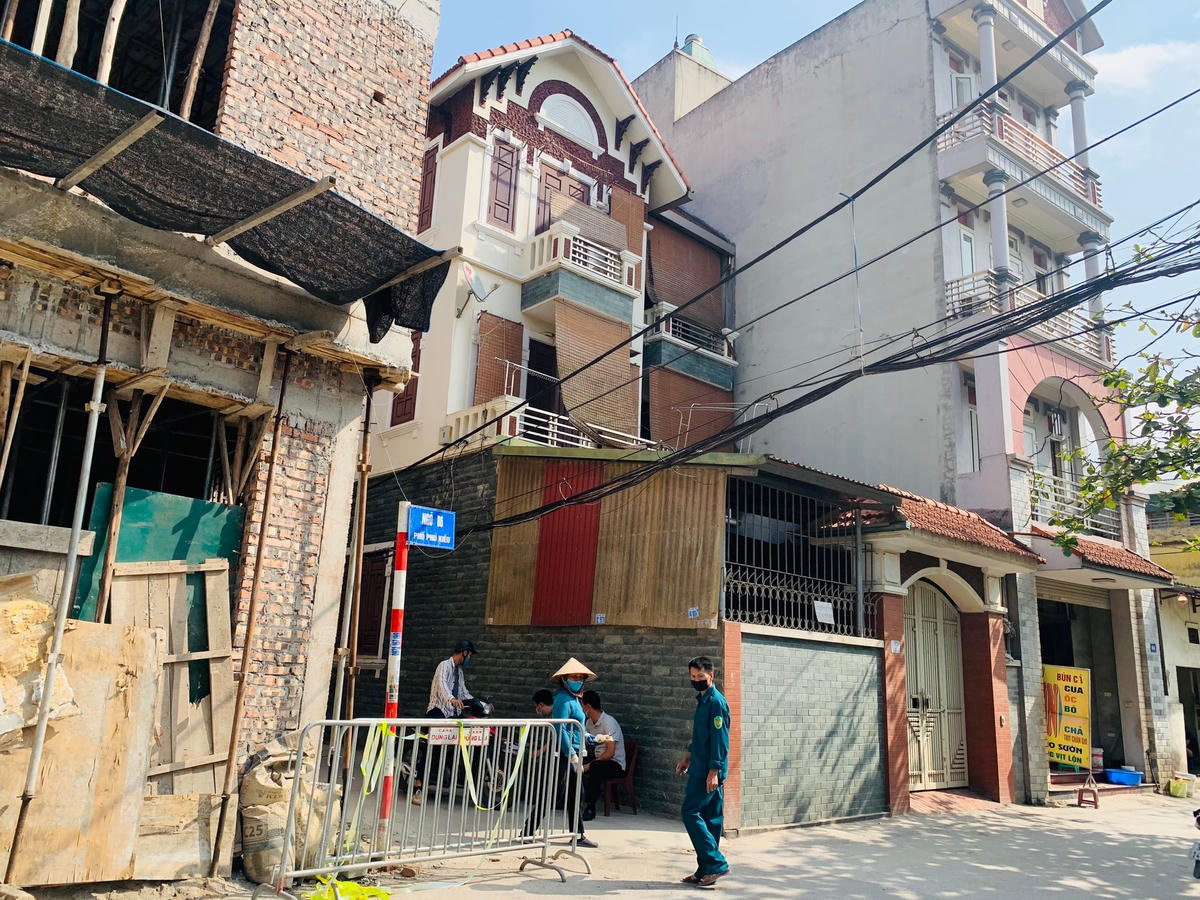 [ẢNH] Hà Nội: Cận cảnh khu vực có bệnh nhân Covid-19 tại Bắc Từ Liêm