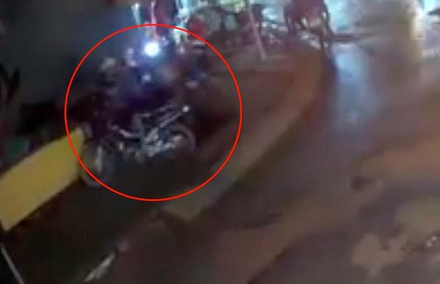 Nam thanh niên đi xe máy bị lọt xuống hố. Ảnh cắt từ clip.