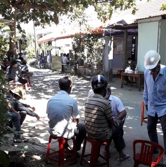 Người thân đang lo hậu sự cho anh Nh.