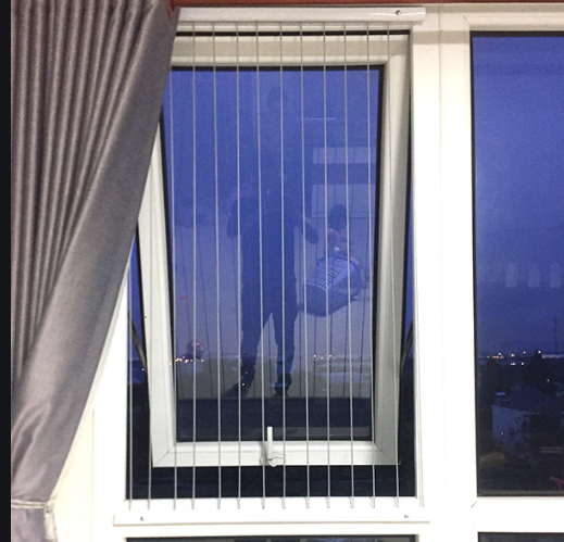 Cửa sổ cũng cần làm lưới chắn. Ảnh minh hoạ. 