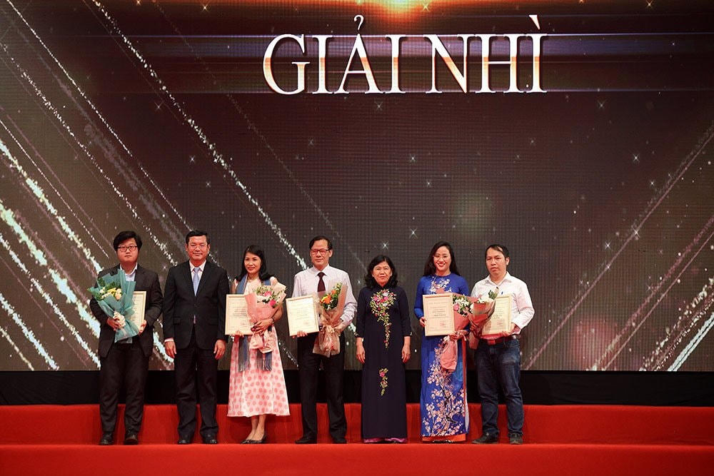 Trao giải Nhì Giải báo chí Văn hóa ứng xử. Ảnh: Lê Anh Dũng.