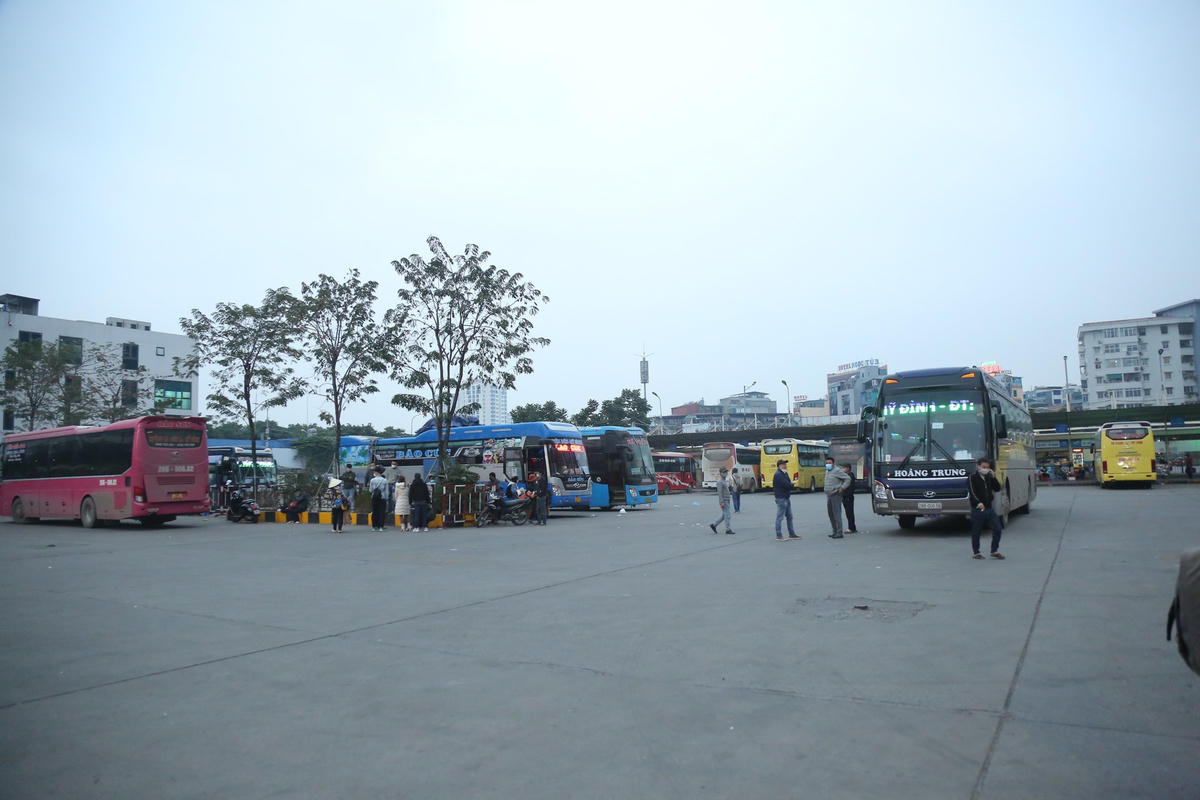 Ông Lý Trường Sơn, Giám đốc bến Mỹ Đình cho biết: “Năm nay, Tết Dương lịch được nghỉ kéo dài 3 ngày, song do tình hình dịch bệnh ở Hà Nội và cả nước đang diễn biến phức tạp nên các bến xe trong dịp này đều vắng khách. Hiện lượng xe ở bến chỉ có khoảng hơn 100 xe do doanh nghiệp vẫn đang thực hiện theo chỉ đạo của các cơ quan quản lý tuyến. Số lượng xe chỉ đạt khoảng 20% so với thời gian trước dịch. Cán bộ, nhân viên bến xe đi làm chỉ 20 - 30% quân số, còn lại nghỉ luân phiên”.