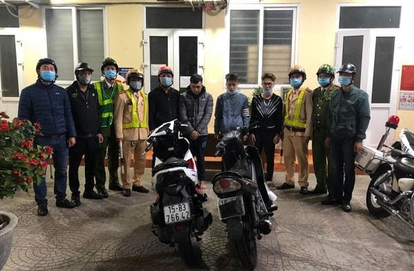 Lực lượng Công an quận Hồng Bàng và 3 đối tượng (giữa) và phương tiện tạm giữ
