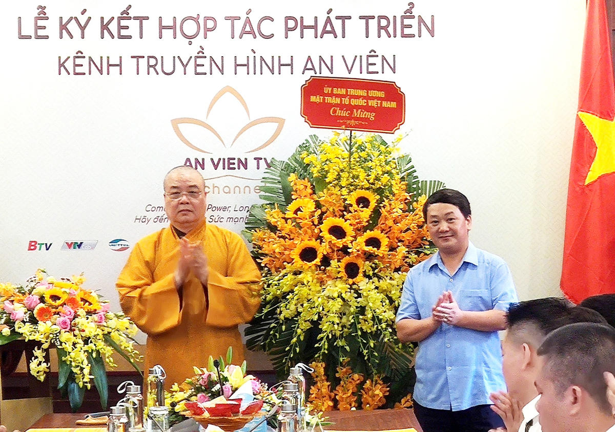 Phó Chủ tịch – Tổng Thư ký UBTƯ MTTQ Việt Nam Hầu A Lềnh tặng hoa chúc mừng GHPG Việt Nam.