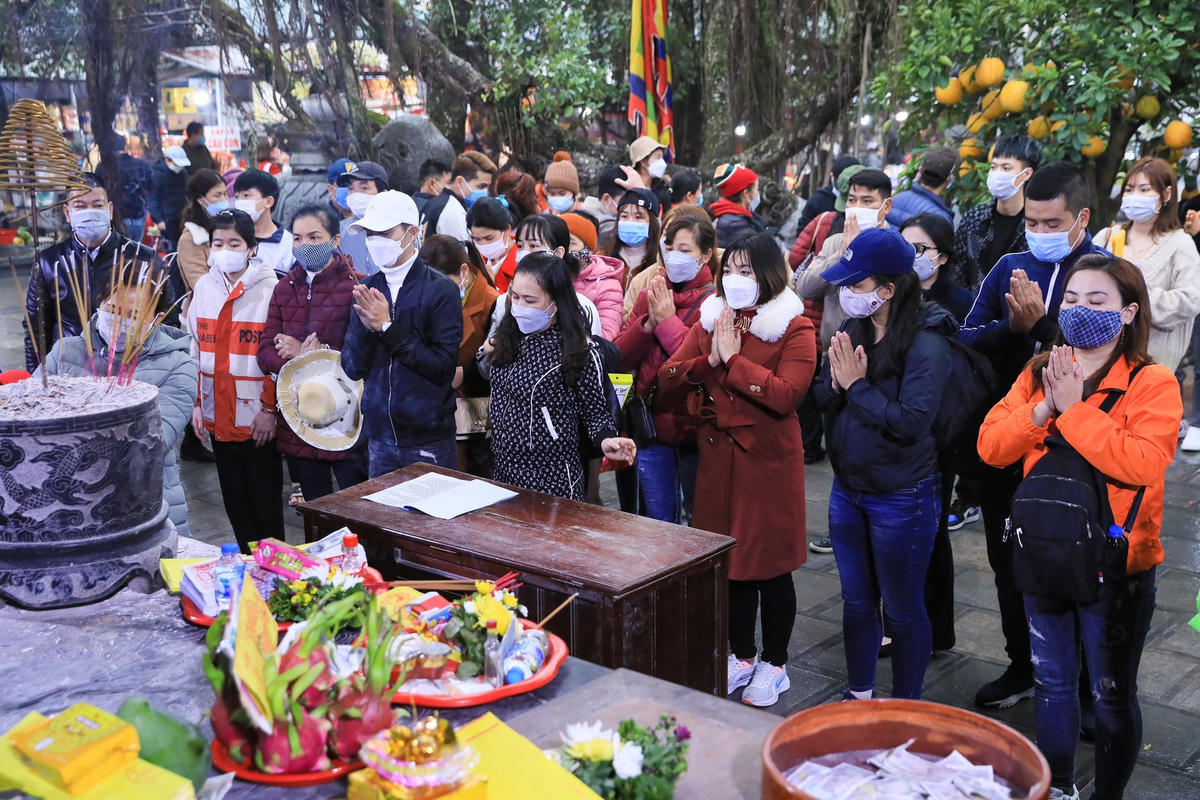 Du khách đội mưa đi lễ chùa Hương  