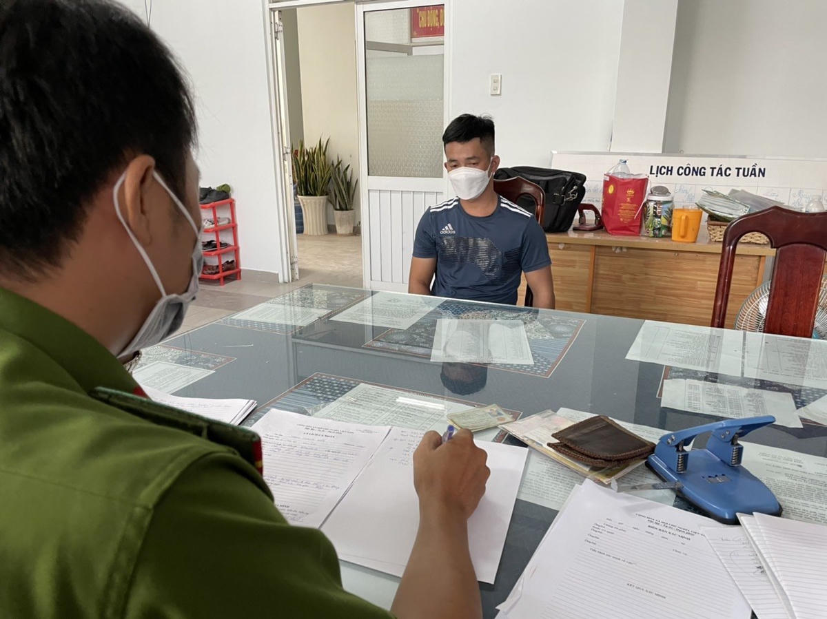 Một trong những đối tượng điều khiển xe ôtô chở thuốc lá nhập lậu.
