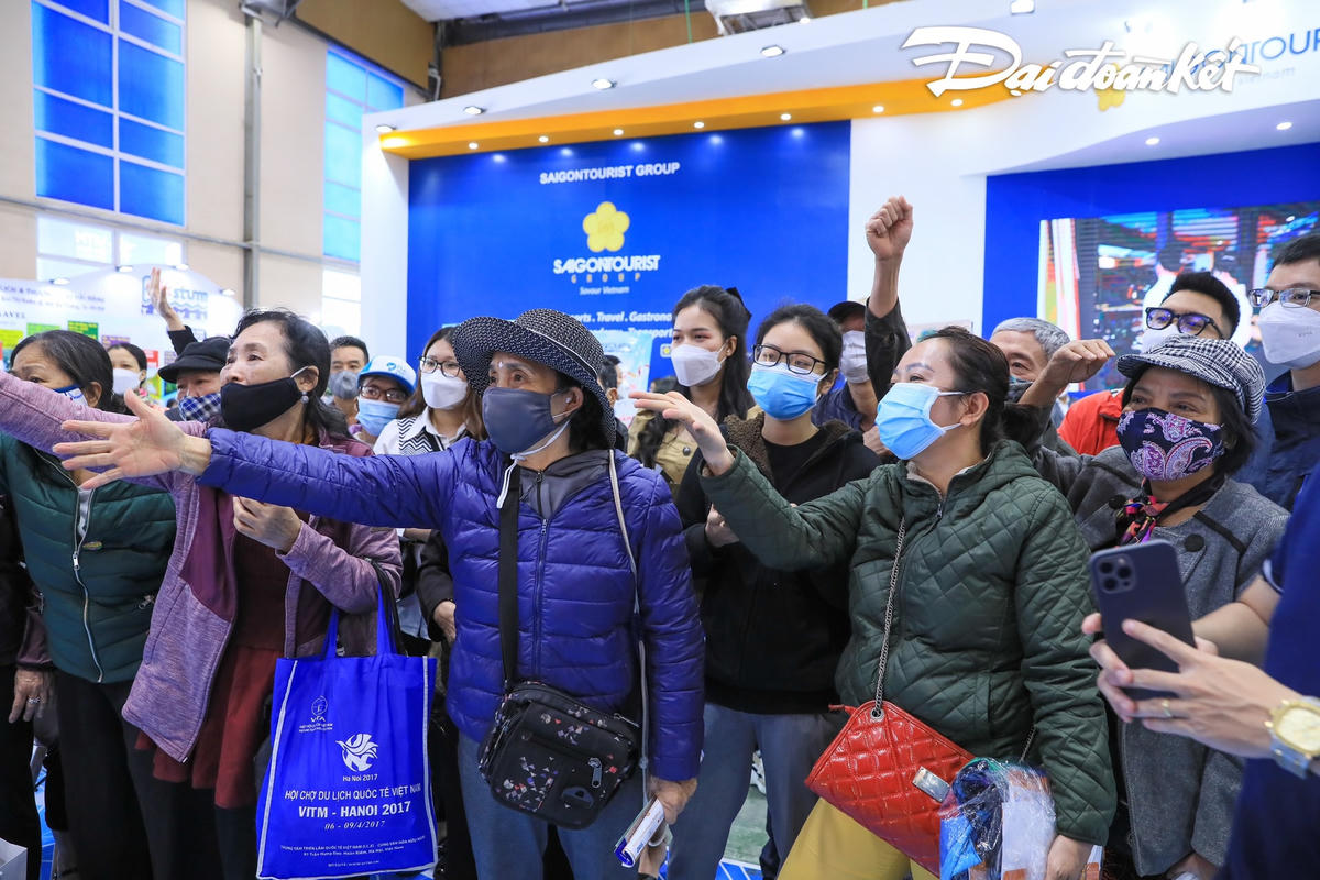 Người dân Thủ đô hào hứng đi săn tour du lịch