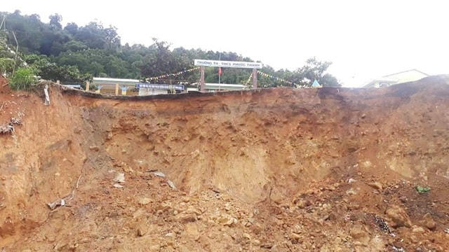 Trường tiểu học và THCS Phước Thành, huyện Phước Sơn, Quảng Nam bị sạt lở đến cổng trường.  