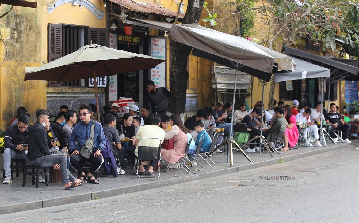 Các quán nước giải khát trên đường Bạch Đằng, TP Hội An đông nghịt khách.