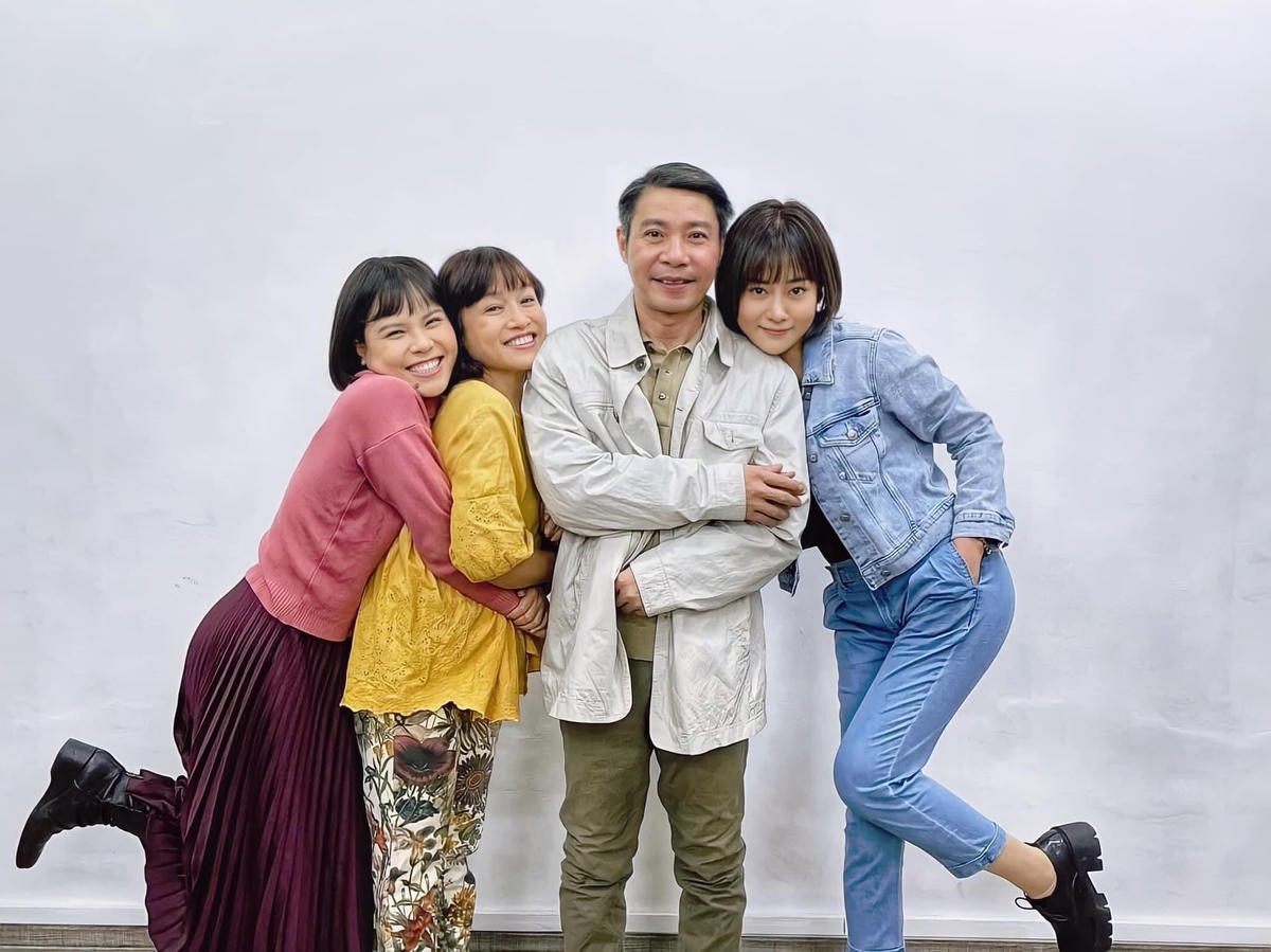 Dàn diễn viên phim ‘Hương vị tình thân’ bịn rịn chia tay nhau