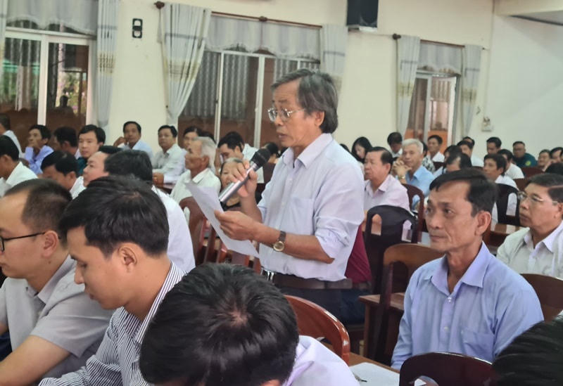 Cử tri nêu ý kiến tại buổi tiếp xúc.