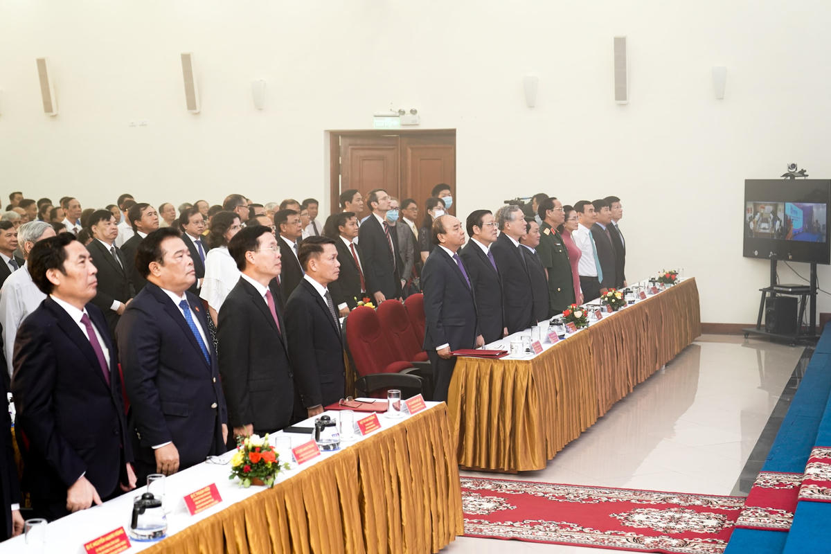 Các đại biểu thực hiện nghi thức chào cờ. Ảnh: VGP/Quang Hiếu.