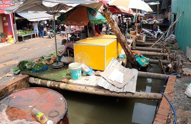 Hố nước thuộc kênh Trung Ương bị người dân lấn chiếm để buôn bán.