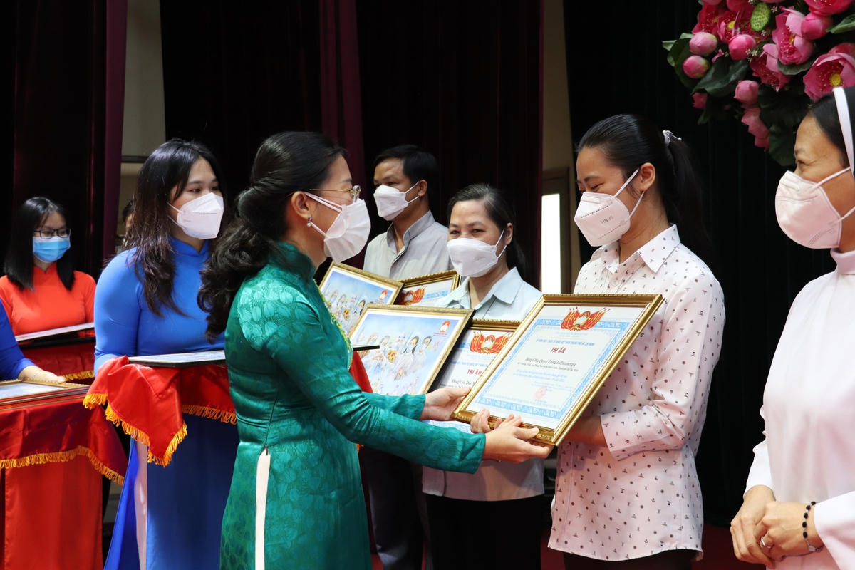 Các tình nguyện viên tôn giáo tiêu biểu được tuyên dương tại hội nghị.