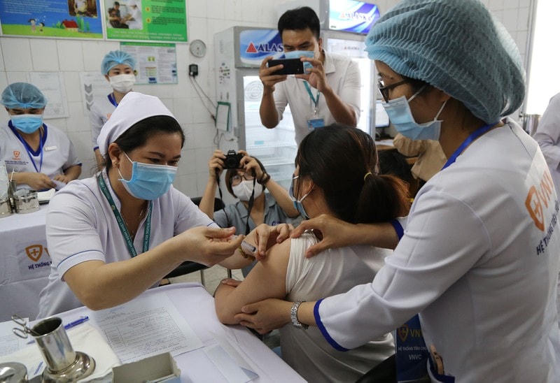 Tiêm vaccine ngừa Covid-19 tại Bệnh viện Bệnh Nhiệt đới TP HCM, sáng ngày 8/3.