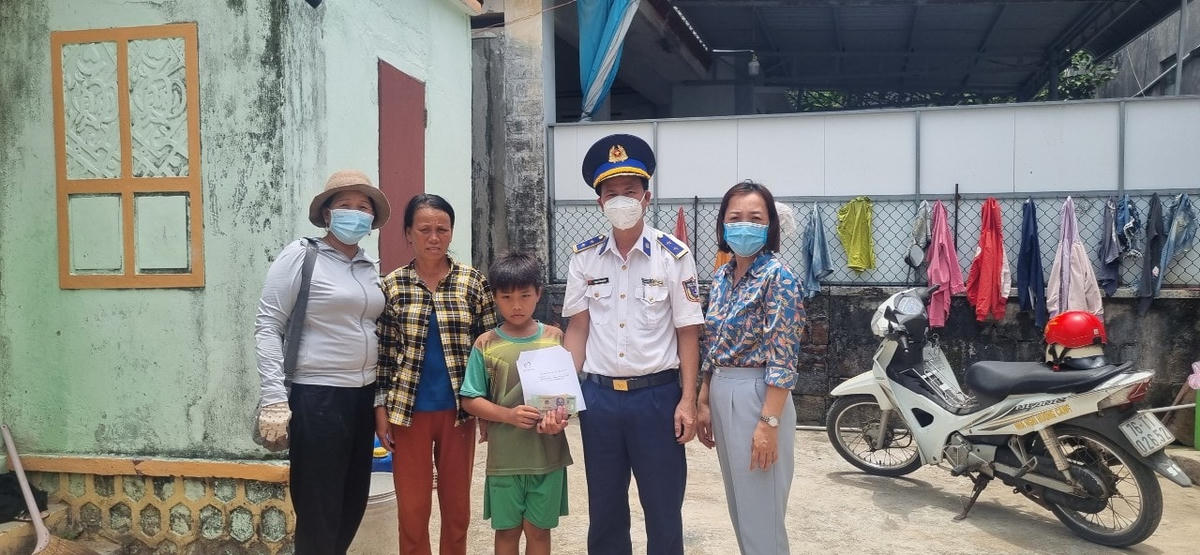 Trung tá Phạm Văn Doanh, CTV Hải đội 212 cùng Hội phụ nữ trao tiền Hỗ trợ của Quỹ Thiện Tâm cho cháu Trần Văn Hiệp.