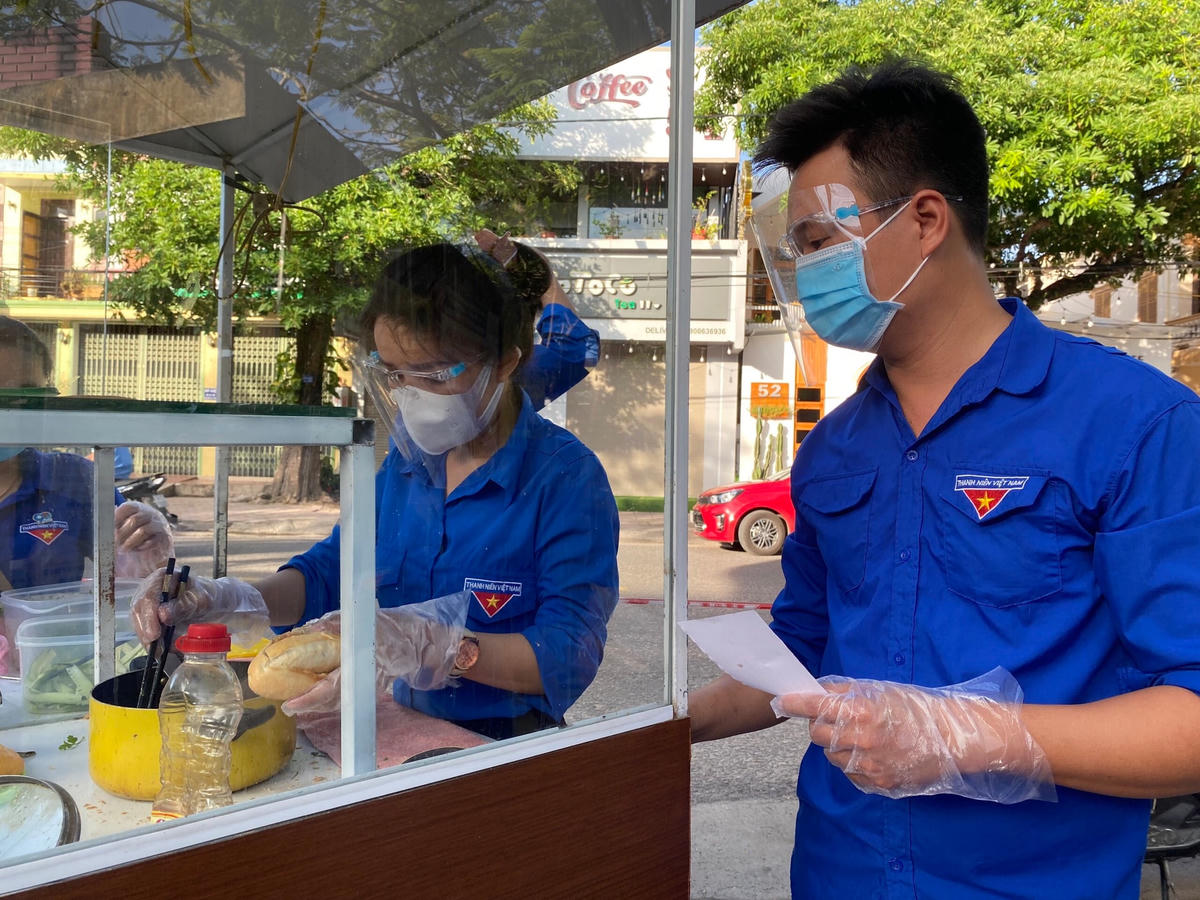 Trong quá trình thực hiện việc phát bánh mì, mọi người luôn đảm bảo an toàn trong công tác phòng, chống dịch bệnh Covid-19.