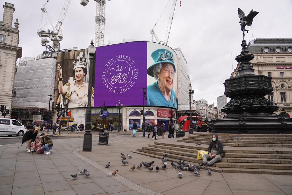 Màn hình lớn ở rạp xiếc Piccadilly đánh dấu kỷ niệm 70 năm ngày Nữ hoàng Elizabeth II lên ngôi ở thủ đô London. Ảnh: AP.