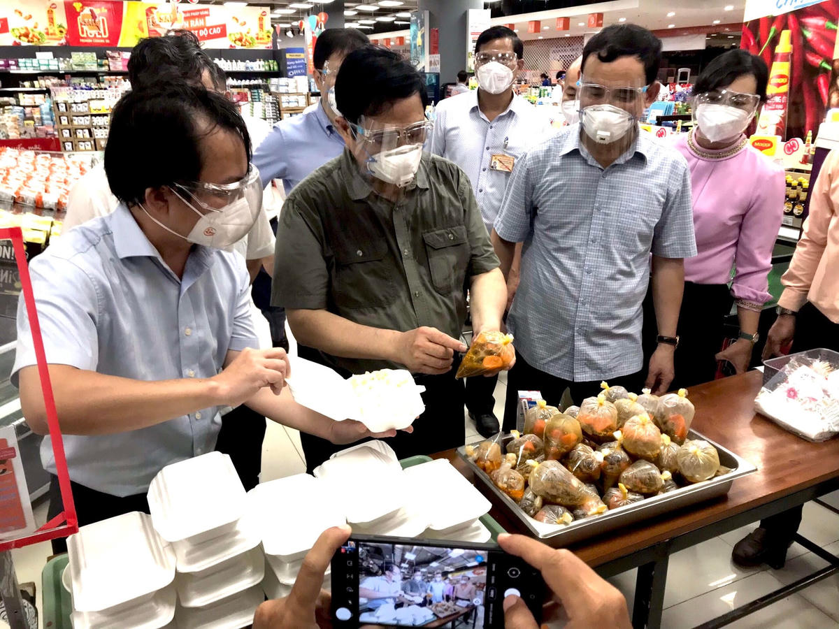 Thủ tướng Phạm Minh Chính kiểm tra siêu thị Co.opXtra, TP Thủ Đức. Ảnh: Nam Phong.