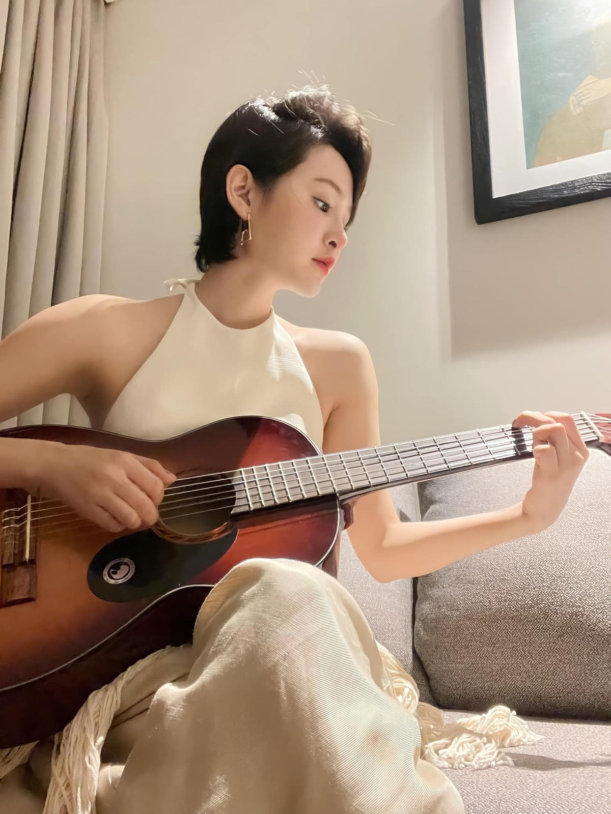 Hiền Hồ nhìn khác lại với kiểu tóc mới, thả thính ngọt lịm: “Em thương đàn như thương anh, ôm vào lòng mà không dám đánh”.