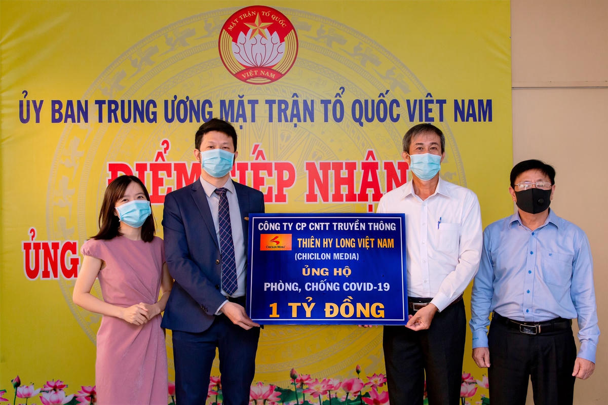 Đại diện Công ty cổ phần CNTT Truyền thông Thiên Hy Long (Chicilon Media) ủng hộ số tiền 1 tỷ đồng.