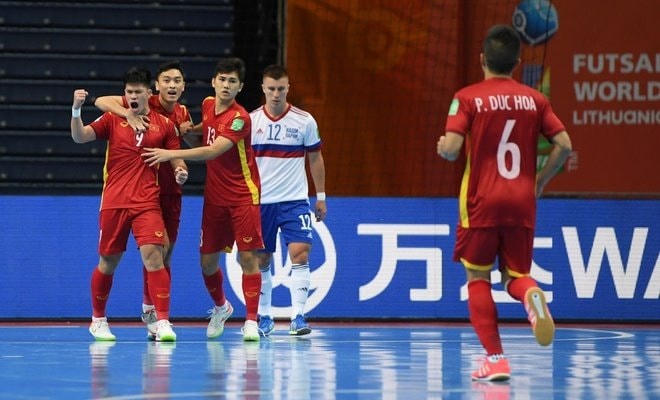 Tuyển futsal Việt Nam ngẩng cao đầu rời giải.